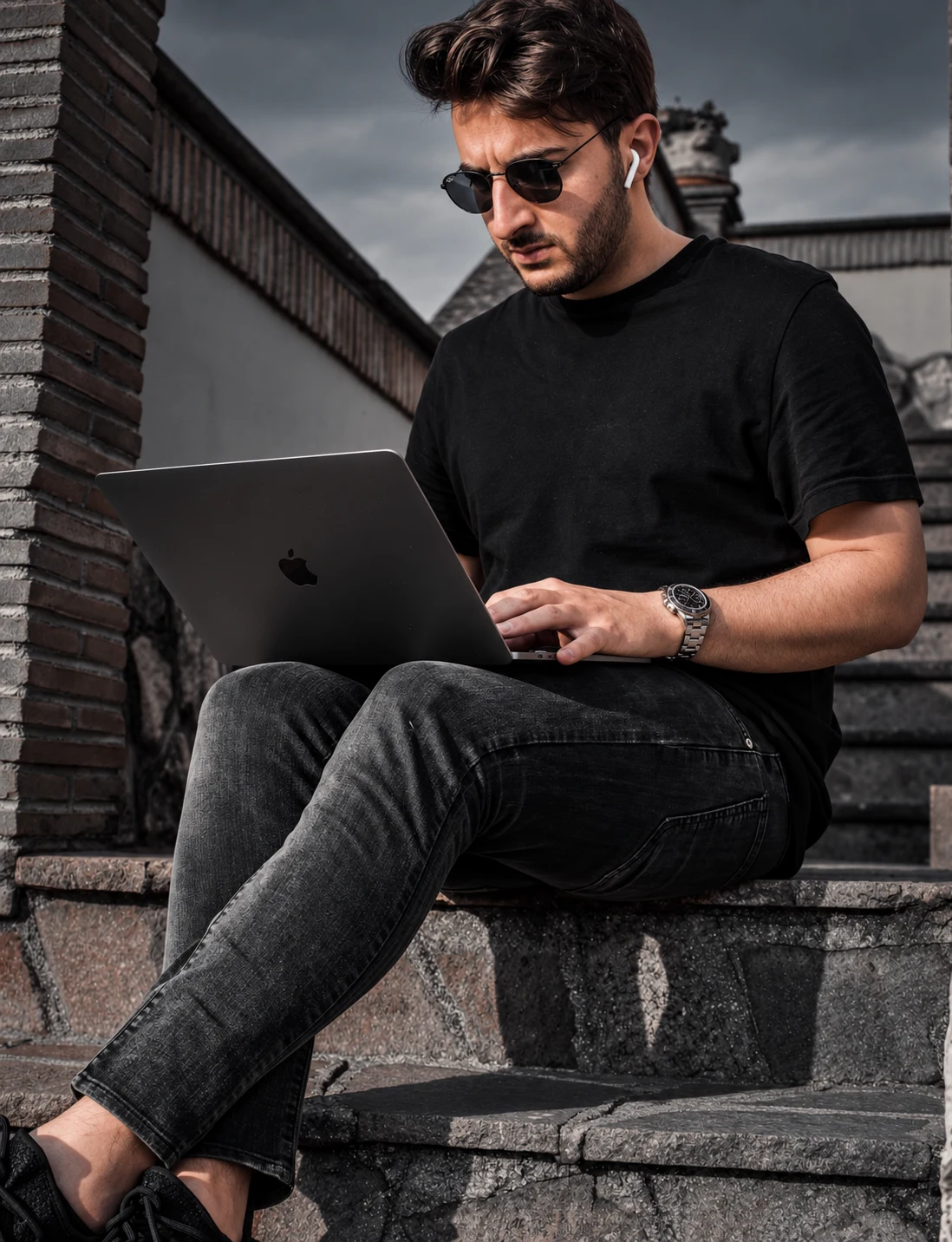 Paolo Corazzini al lavoro al computer